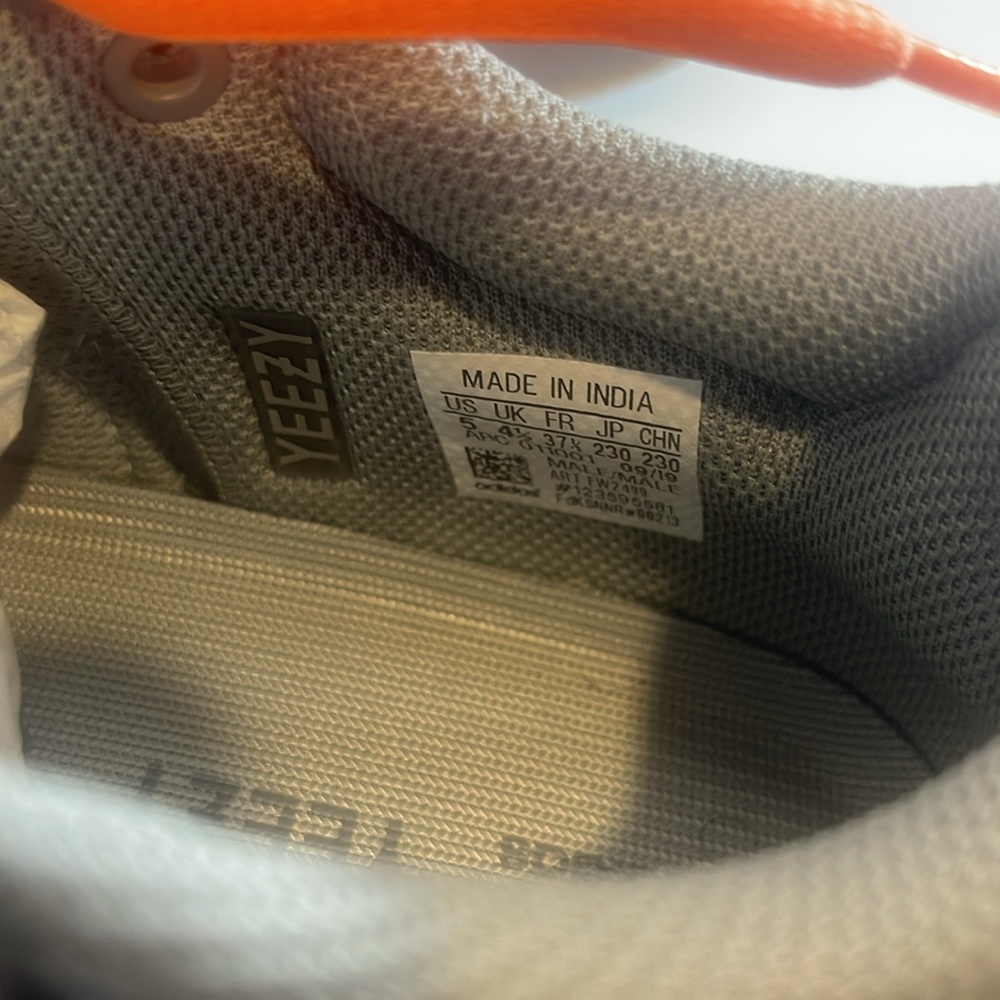Yeezy Boost 700 - Picture 6 of 14
